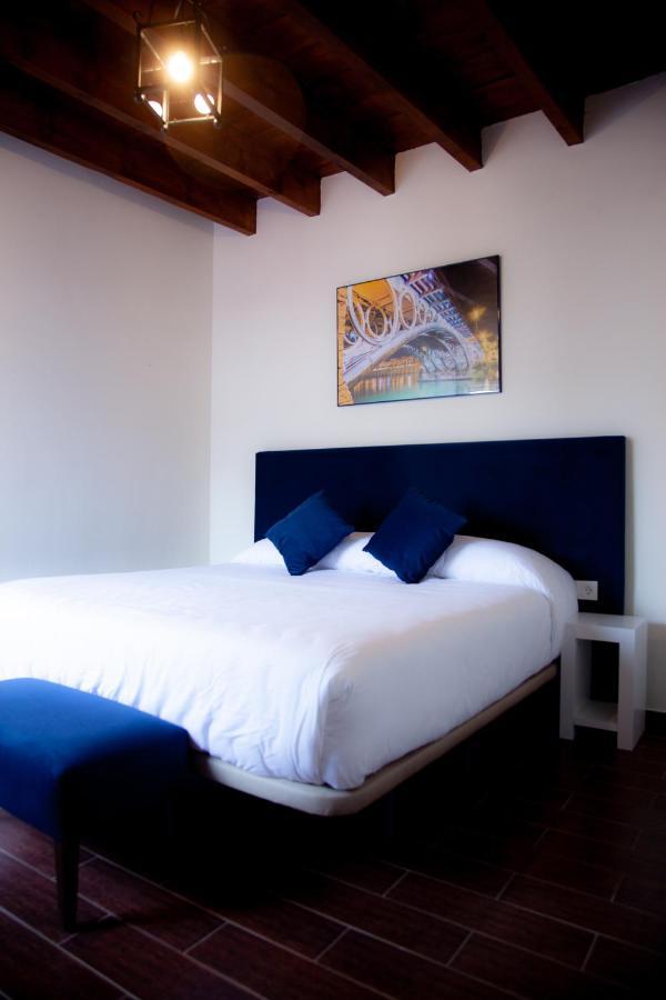 Hotel Noches En Triana Siviglia Esterno foto